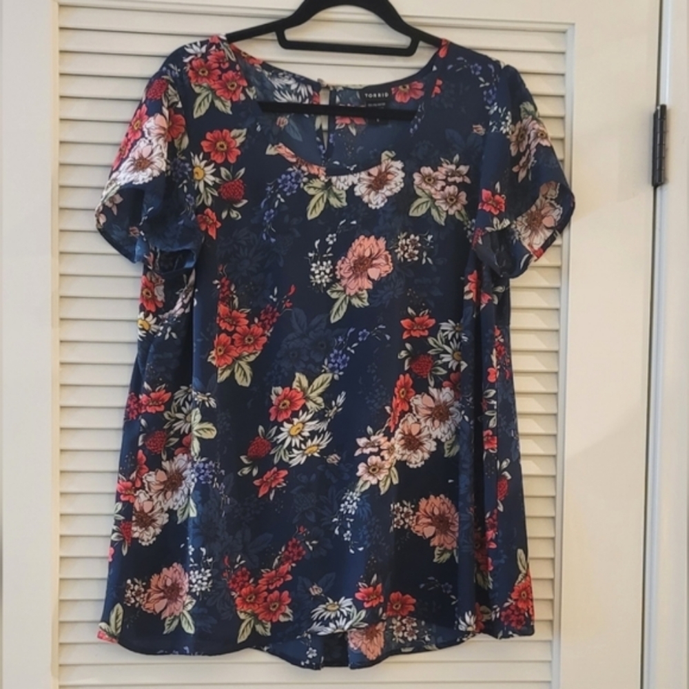 Torrid - (Plus-Size) Navy Flora Lightweight Short-Sleeve Top With Keyhole Detail